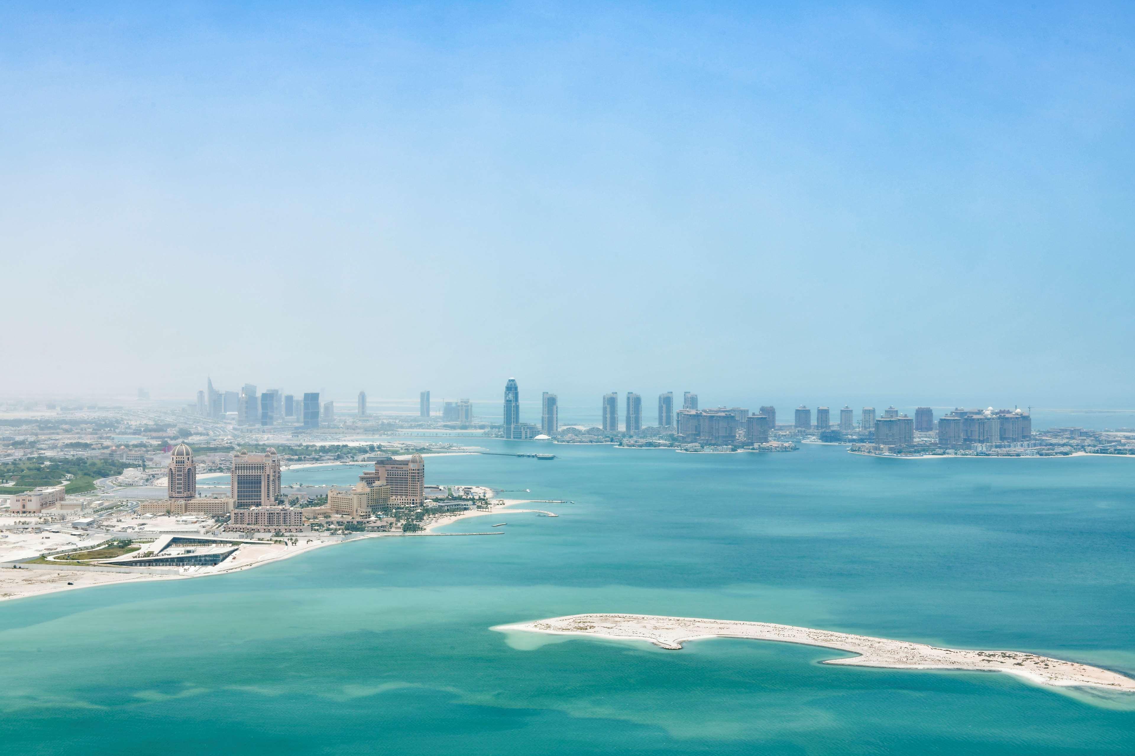 Kempinski Residences & Suites, Khách sạn hẻo lánh 5*