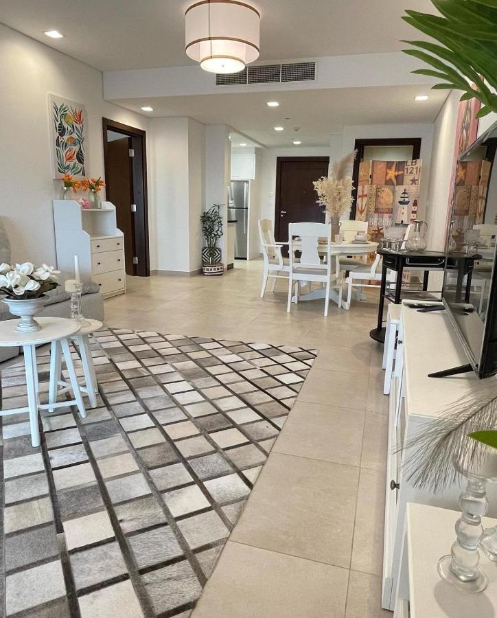 Apartment With A Charming View Of Viva Bahriya.