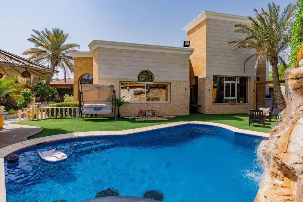 Villa Cheerful 5-bedroom With Pool