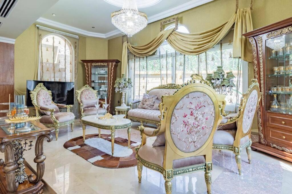 Cheerful 5-bedroom With Pool *