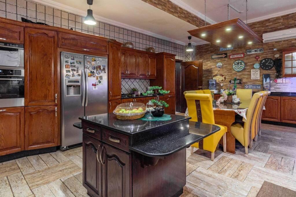 Villa Cheerful 5-bedroom With Pool