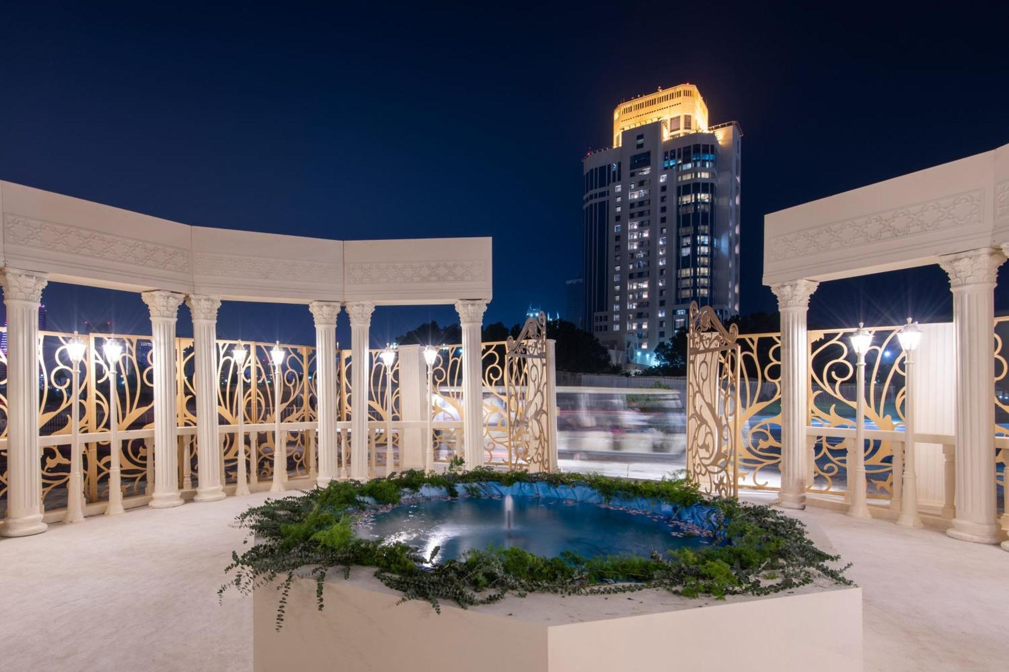 The Ritz-carlton, Khách sạn