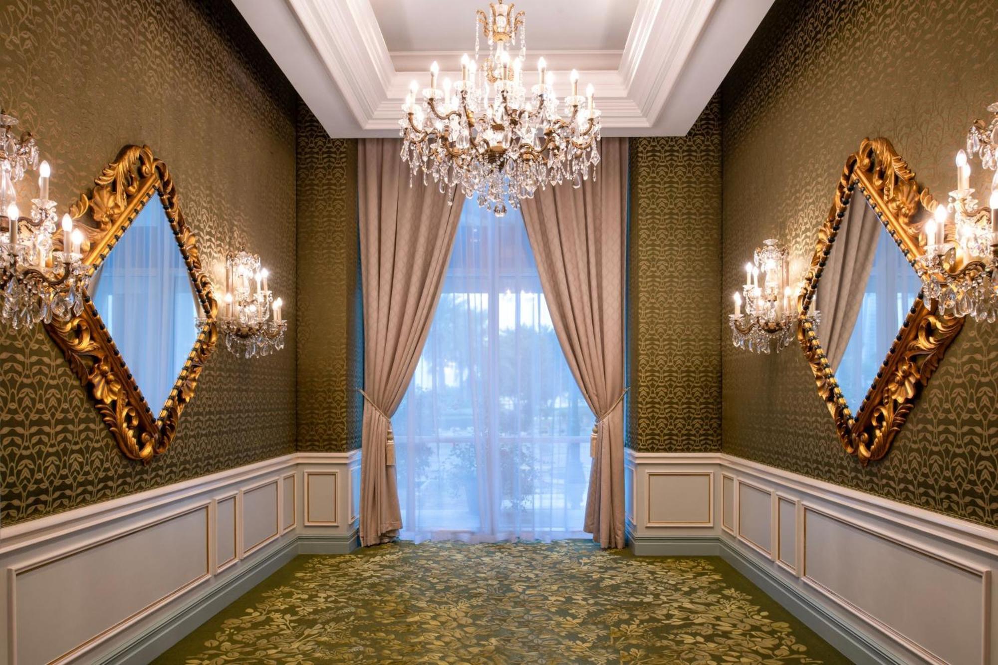 The Ritz-carlton, Khách sạn 5*