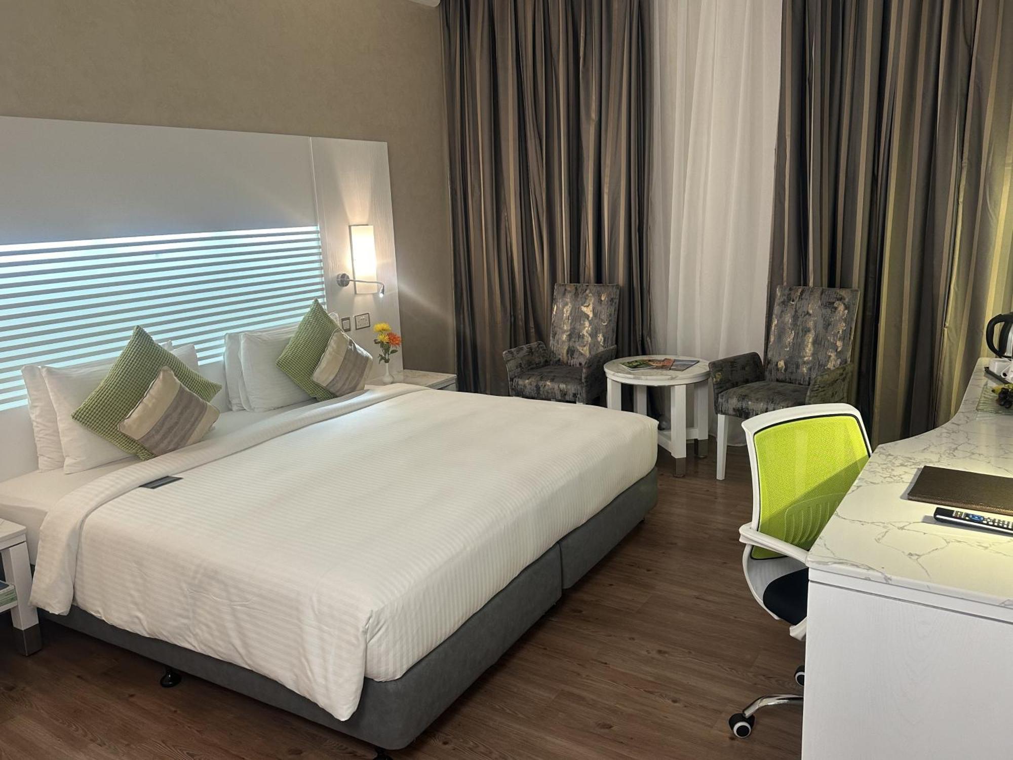 Aparthotel & Centre 4*