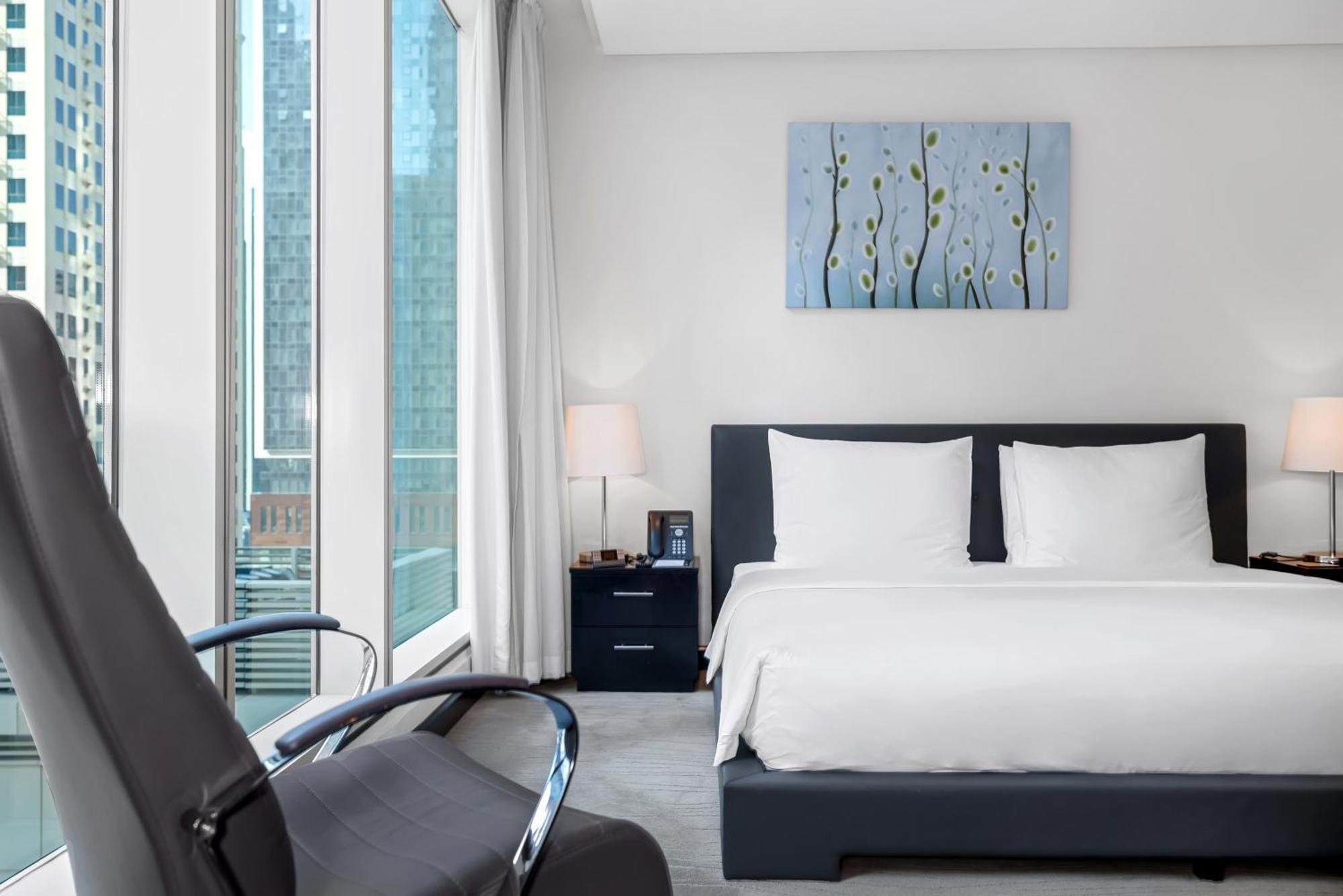 Kempinski Residences & Suites, Khách sạn hẻo lánh