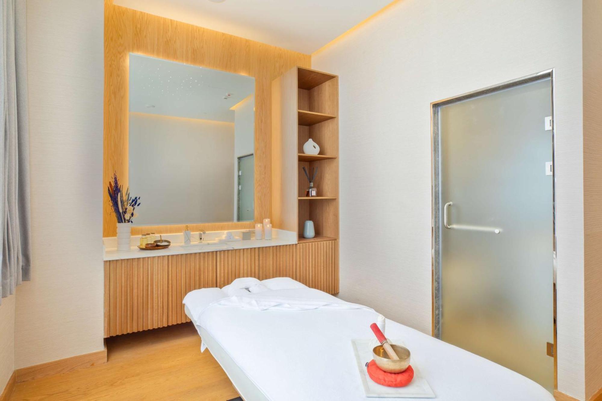 Alrayyan Doha, Curio Collection By Hilton
