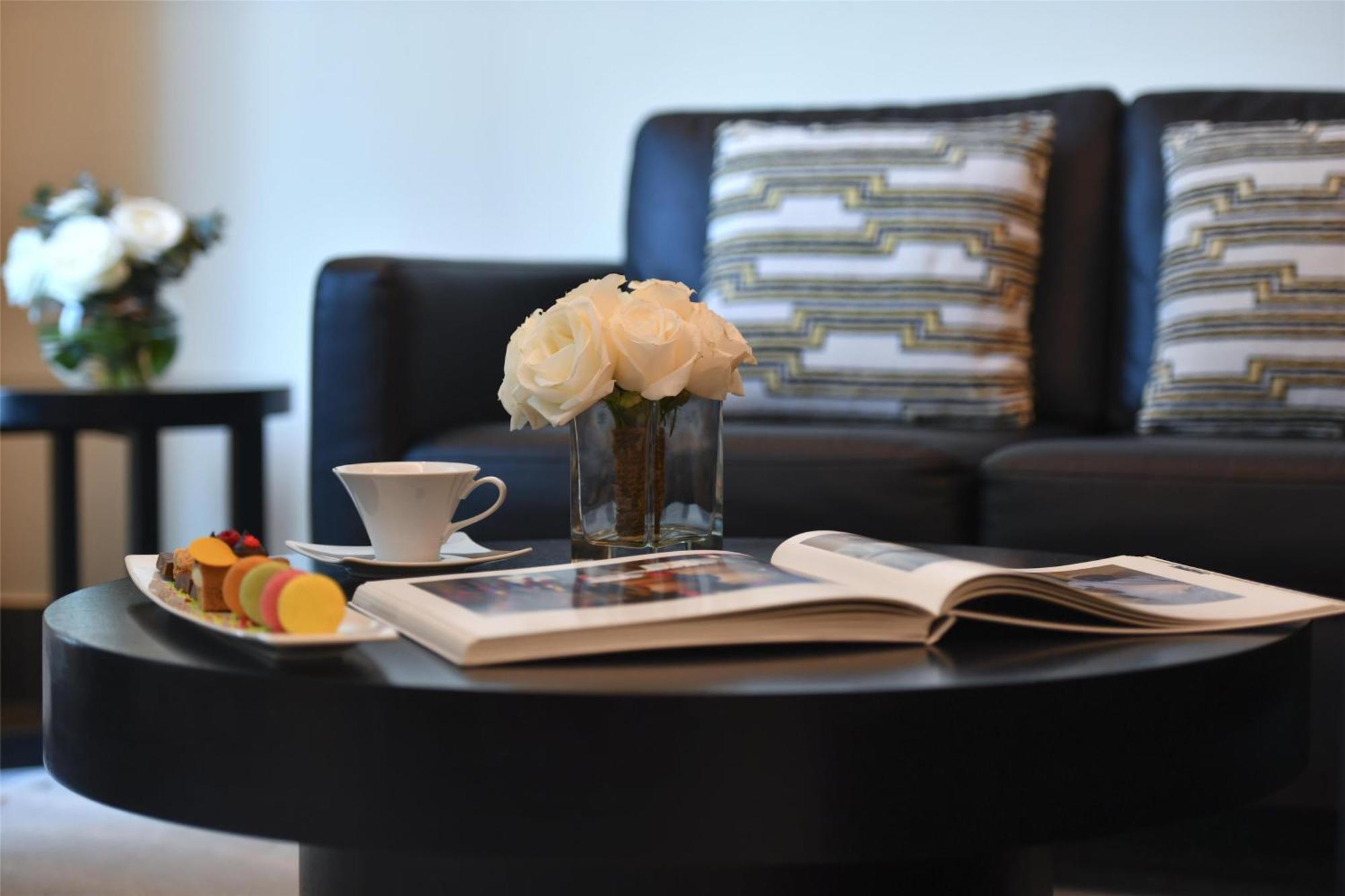 Kempinski Residences & Suites, Khách sạn hẻo lánh