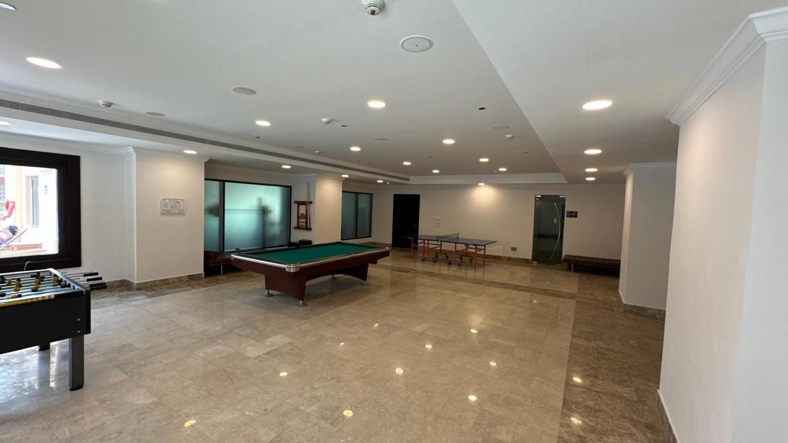 Apartment Spacious 2bhk With Balcony & Sea View