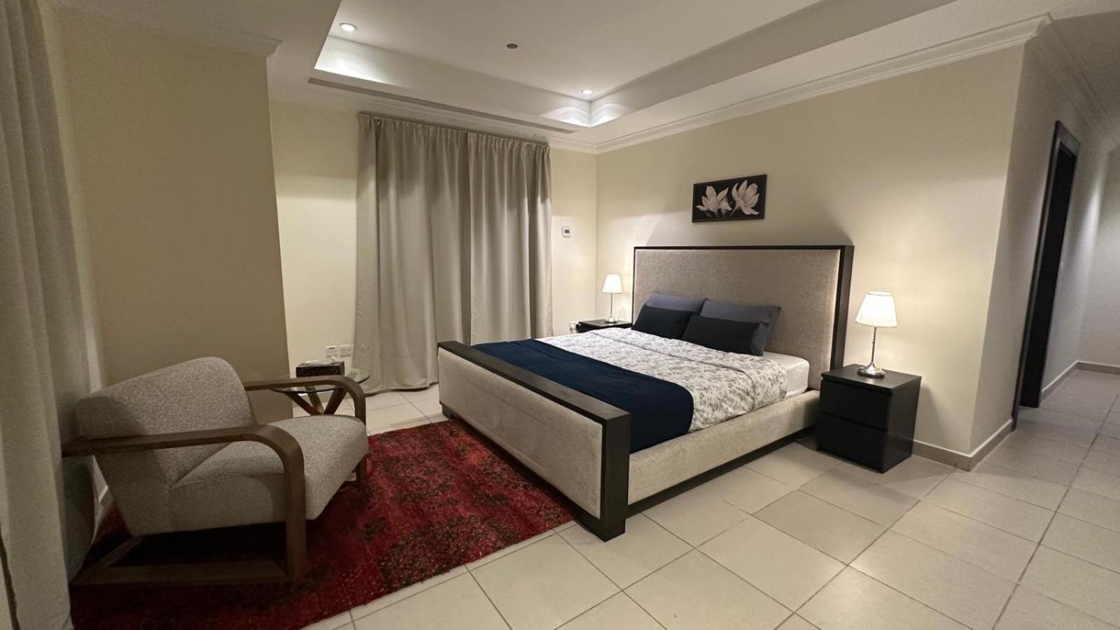 Apartment Spacious 2bhk With Balcony & Sea View