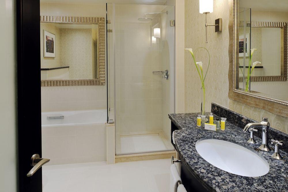 Marriott Executive Center Hotel 4*