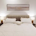 Luxurious Apartment In The Pearl, Qatar