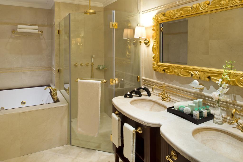 Warwick 5* Doha