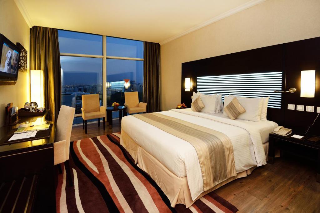 & Centre Aparthotel 4*