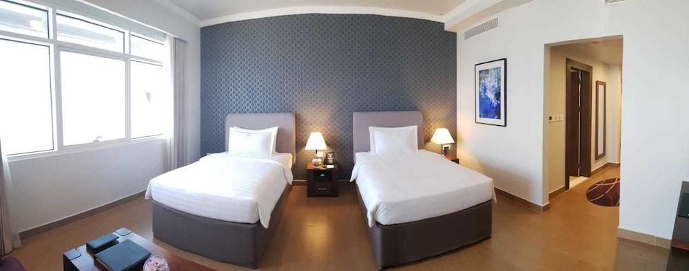 The Curve Aparthotel 4*
