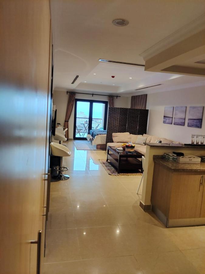 Sea View, Sunlit Studio In The Pearl Apartment