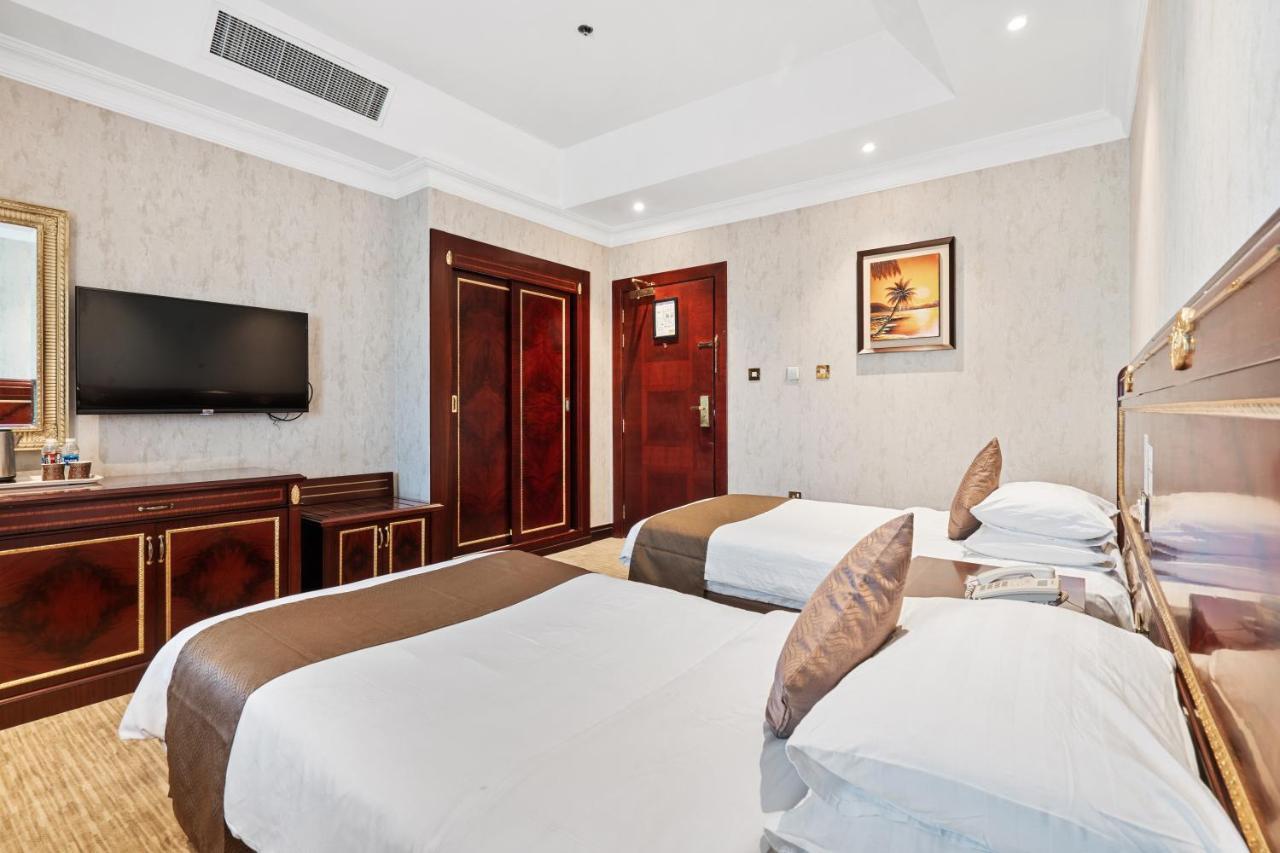 Hotel Chairmen