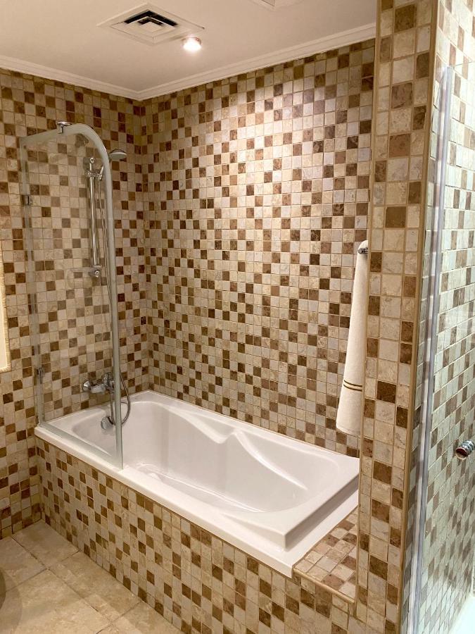 The Pearl Qatar, Luxury 2br Apartment, Marine View, Swimming Pool Gym Apartment