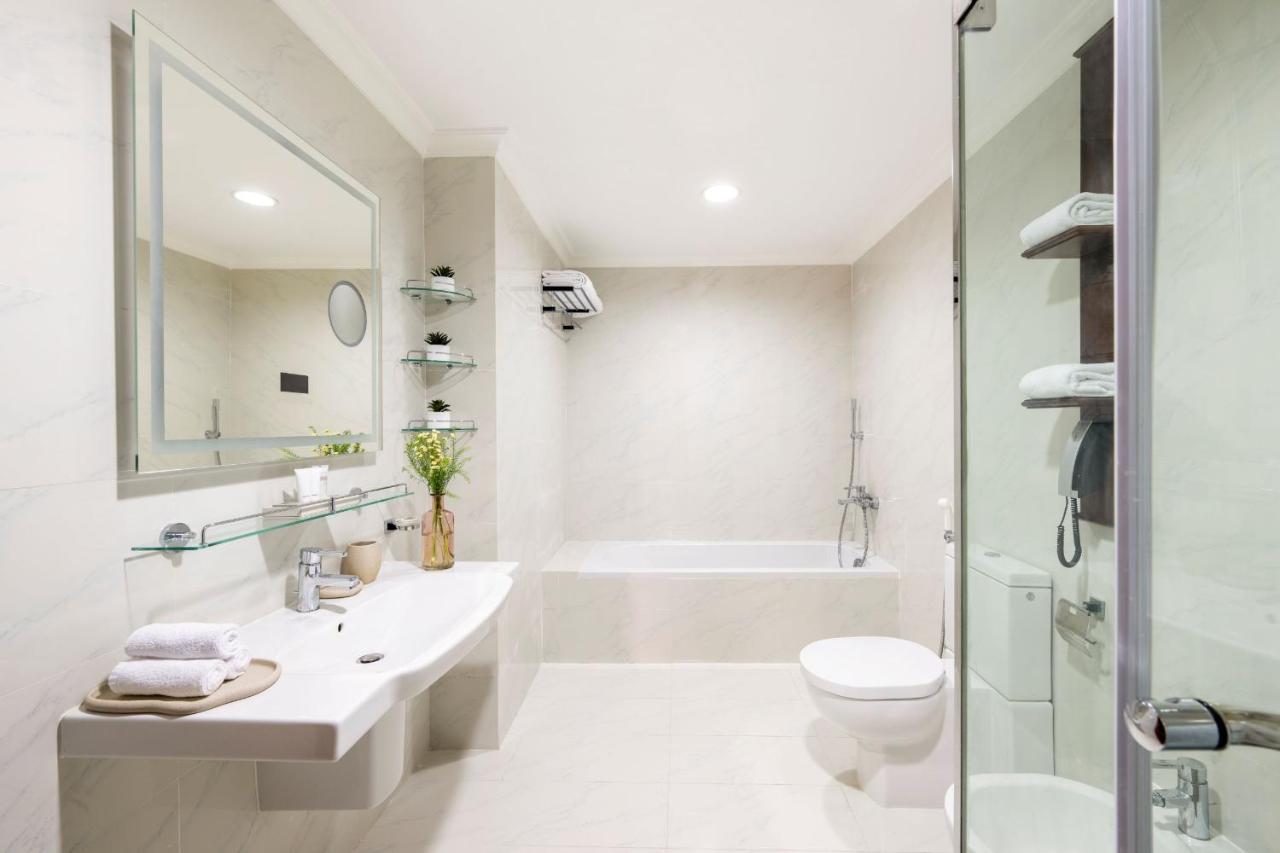 Khách sạn Dusit & -