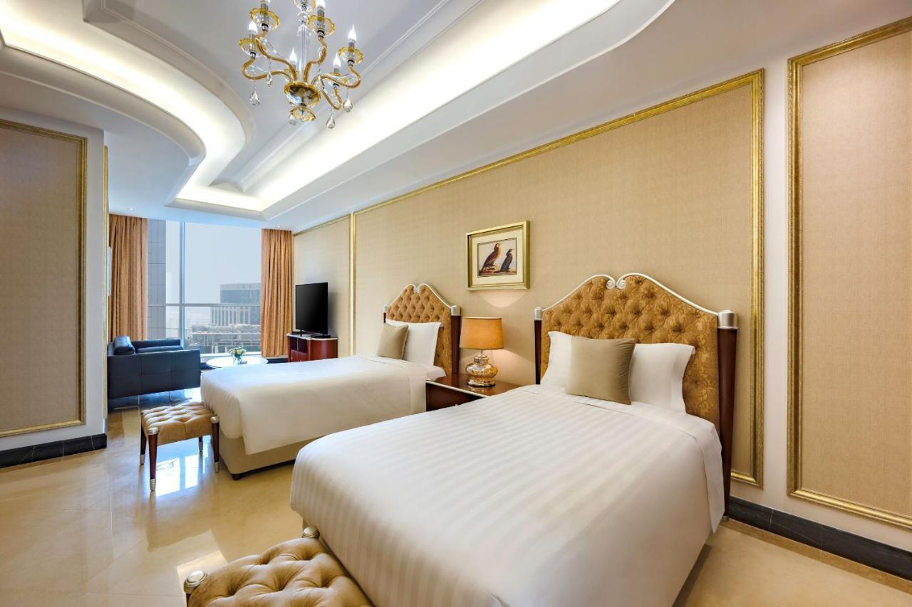 Khách sạn Dusit & -
