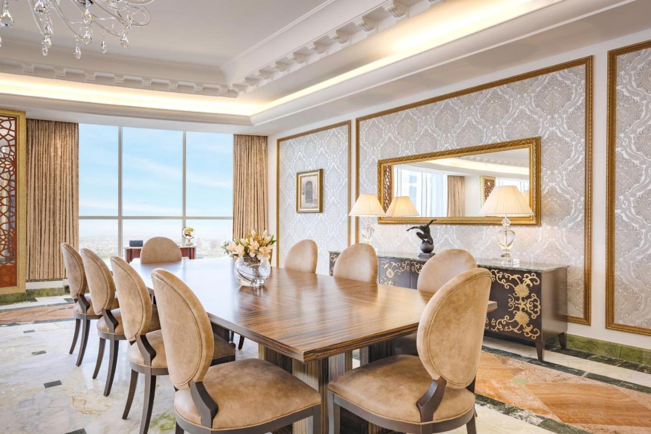 Khách sạn Dusit & -