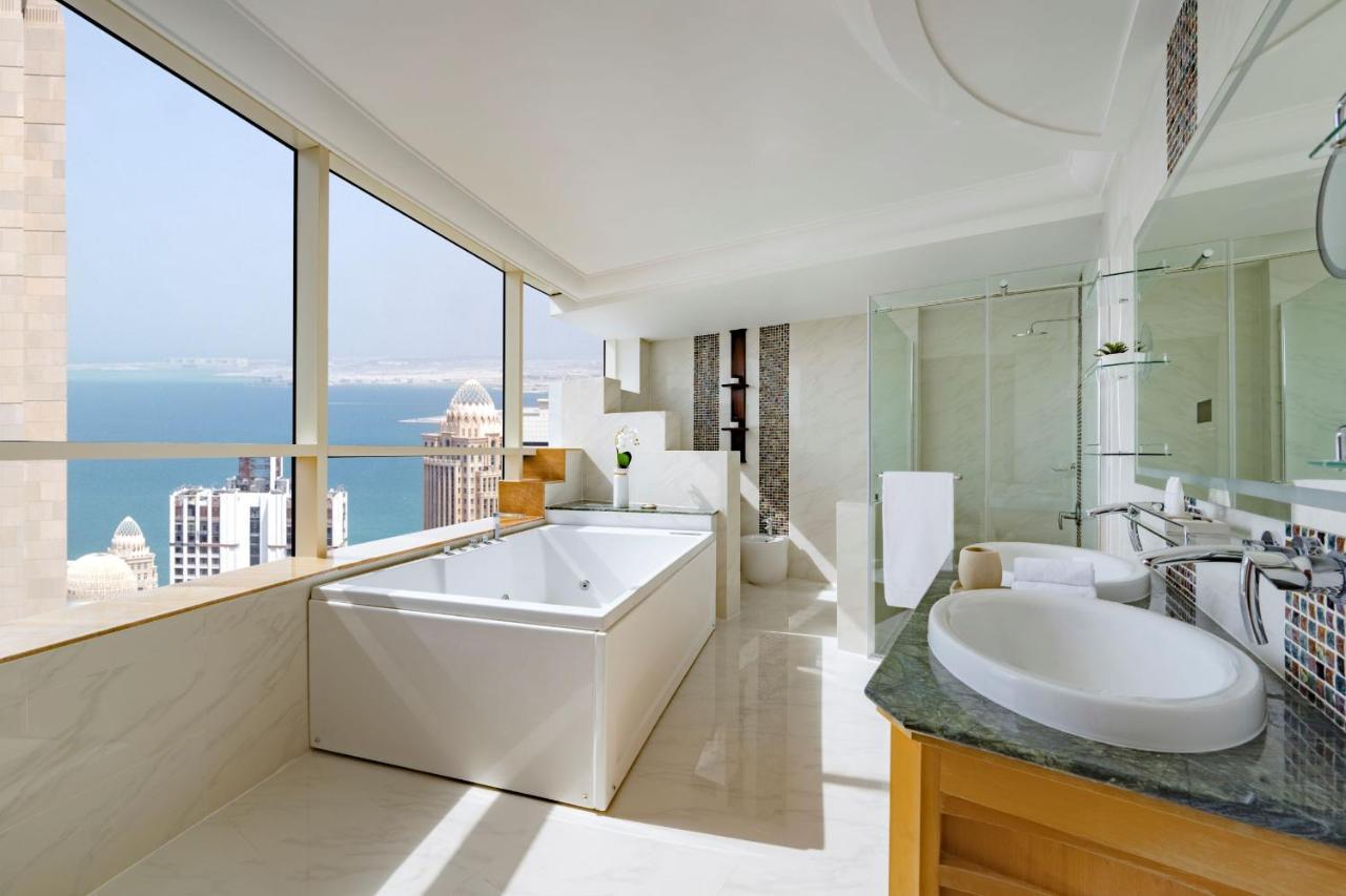 Khách sạn Dusit & -