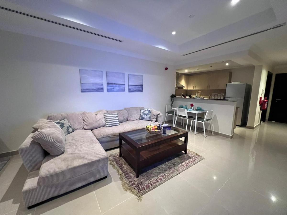 Sea View, Sunlit Studio In The Pearl Apartment *