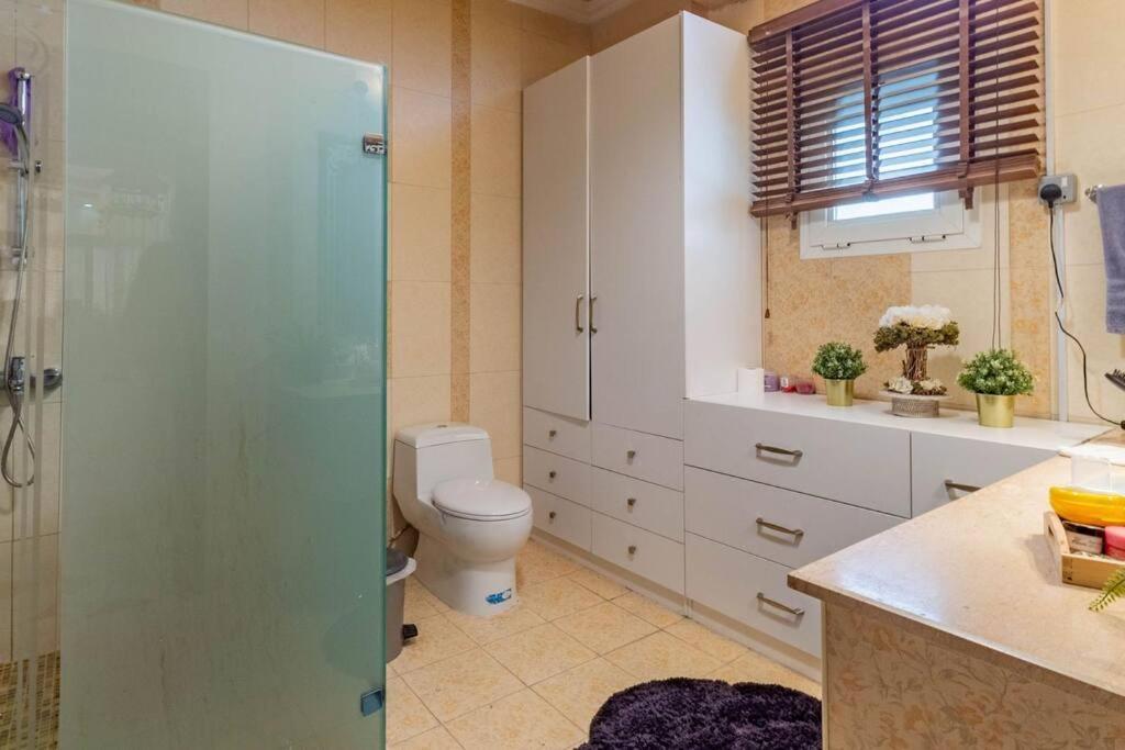 Villa Cheerful 5-bedroom With Pool Doha