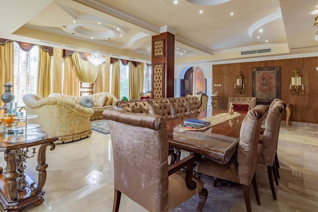 Villa Cheerful 5-bedroom With Pool *