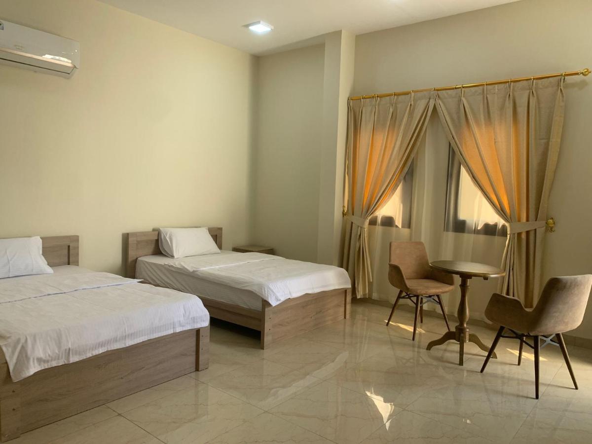 Furnished 5 Bedroom Located In The Heart Of With Shared Facilities Rumah tetamu