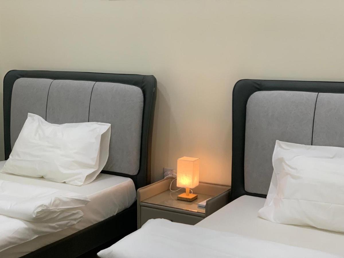 Furnished 5 Bedroom Located In The Heart Of With Shared Facilities Rumah tetamu Doha