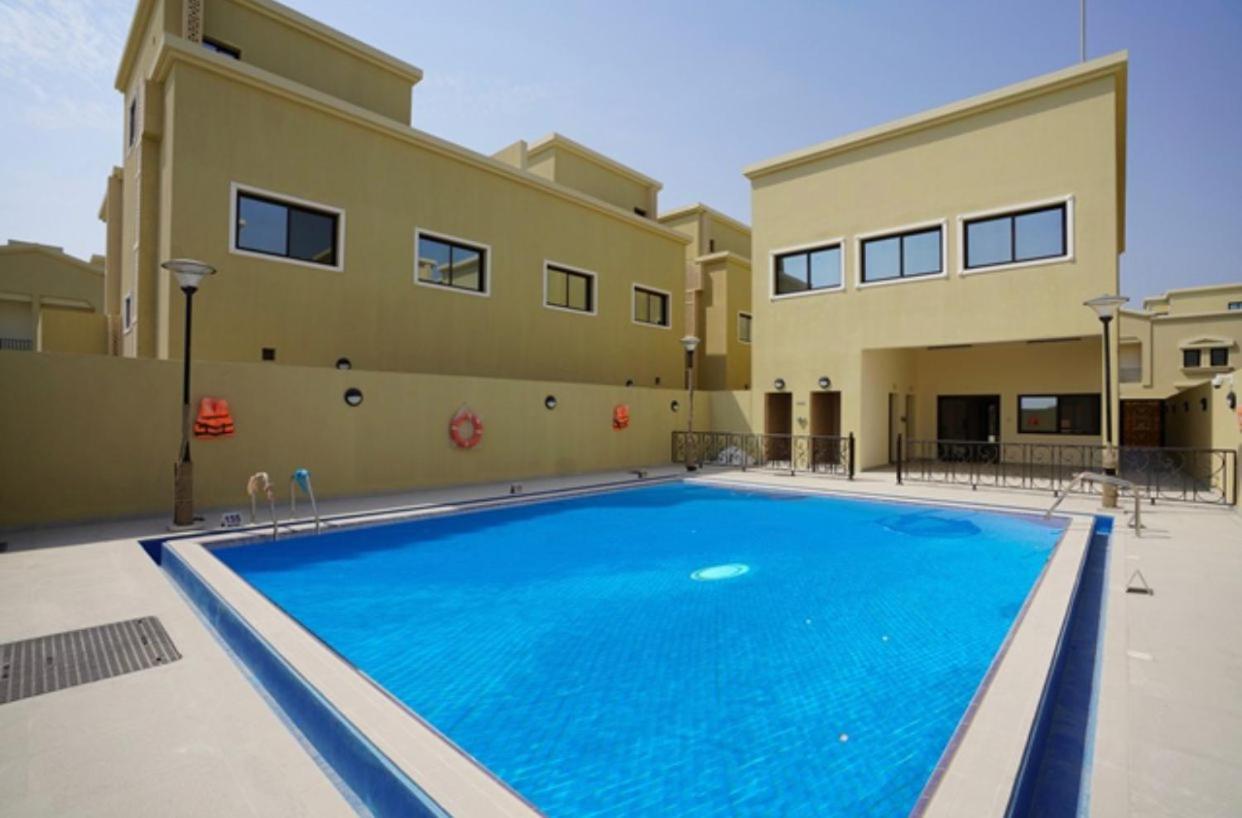 Furnished 5 Bedroom Located In The Heart Of With Shared Facilities Rumah tetamu