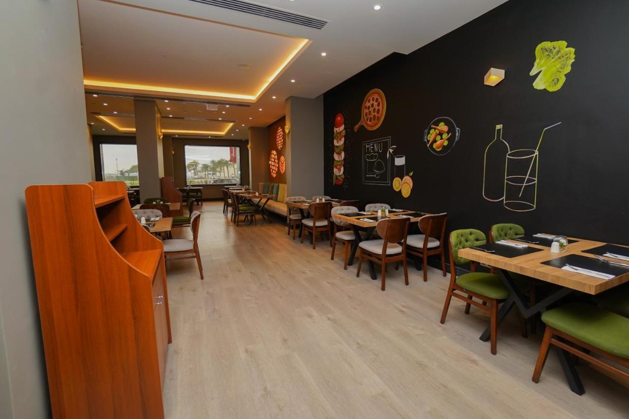 The Grand Lux Khách sạn 5*