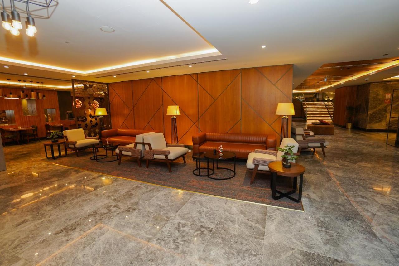 The Grand Lux Khách sạn 5*