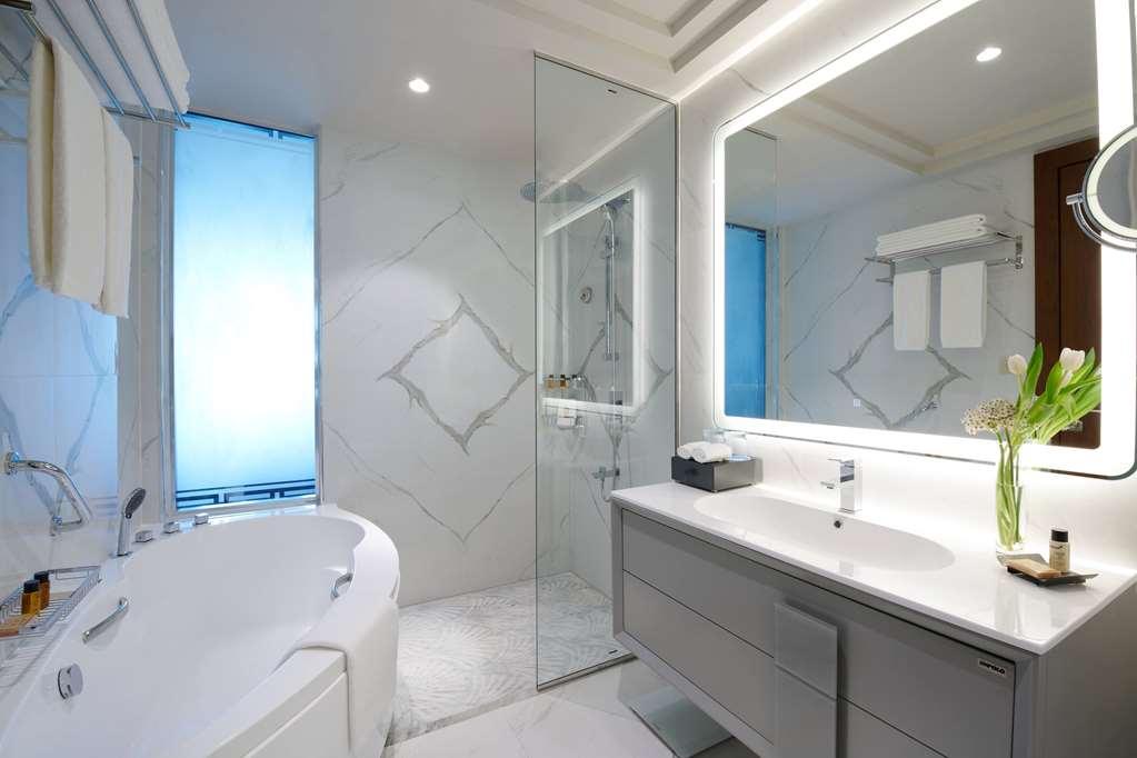 Wyndham Grand West Bay Hotel 3*