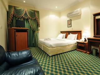 Crystal Palace Khách sạn 3*