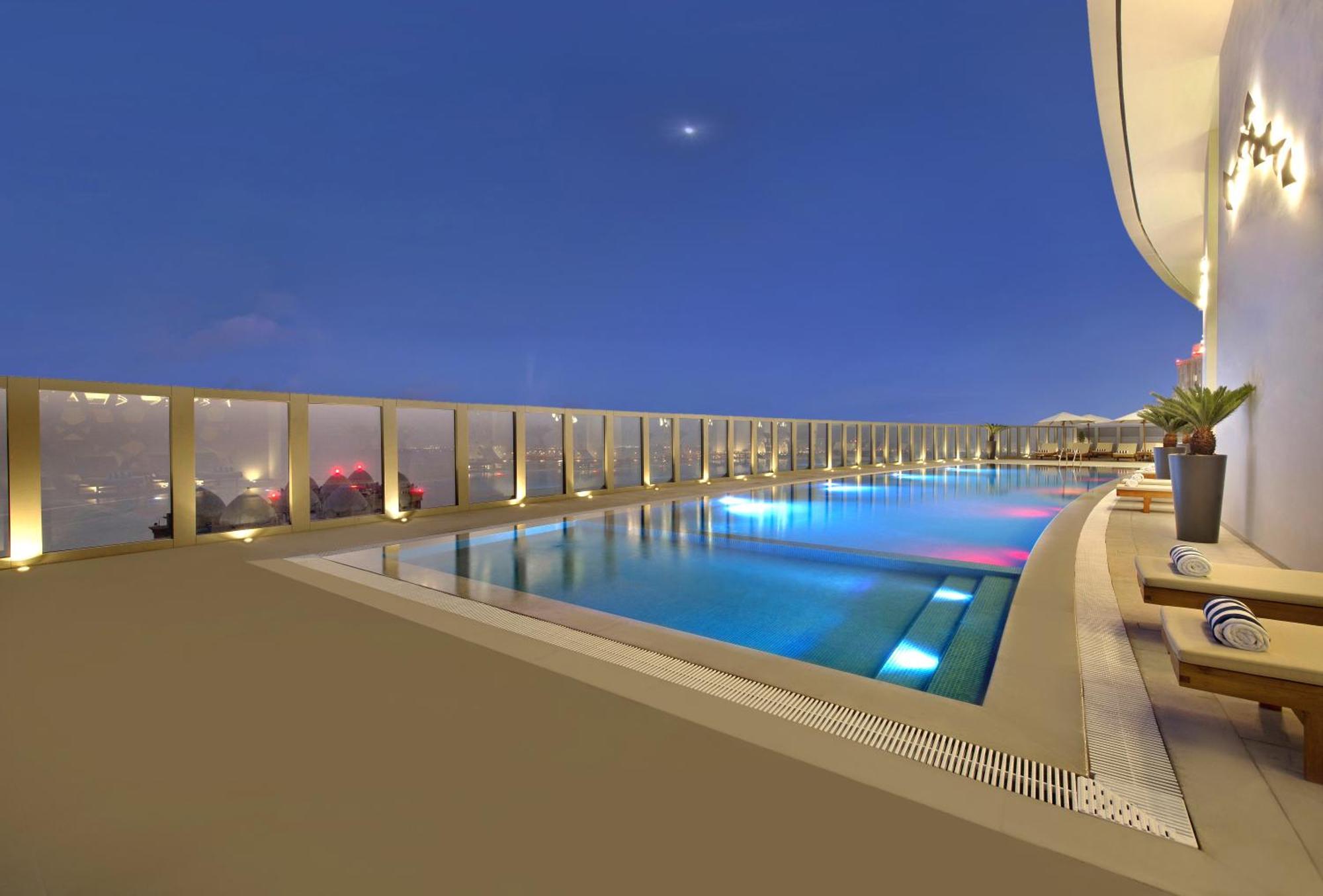 White Square Curve & Hotel