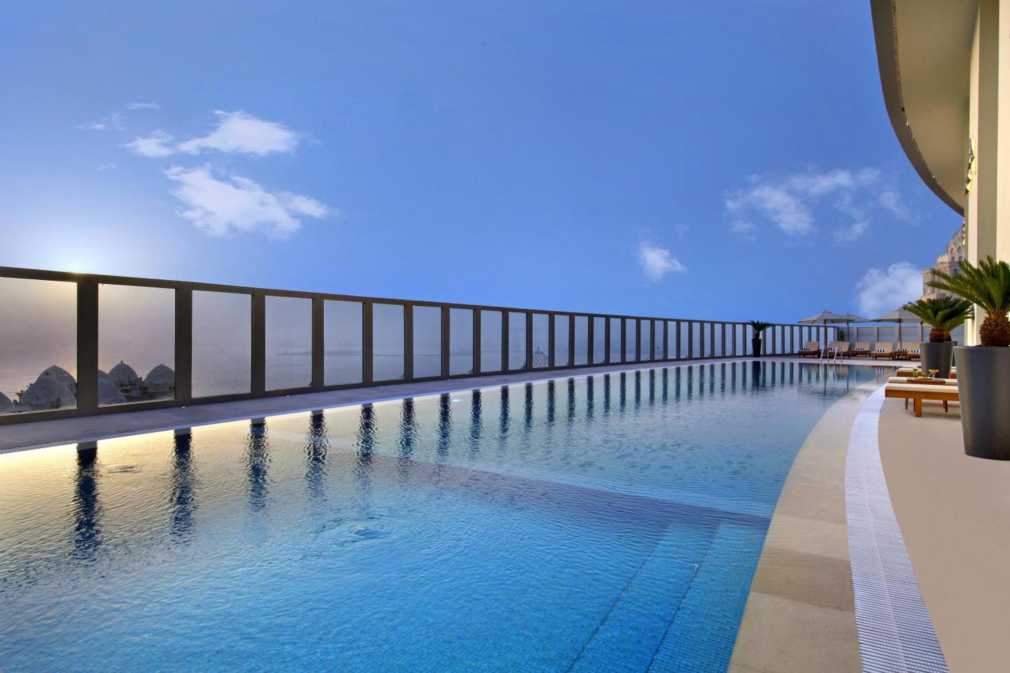 White Square Curve & Hotel 4*