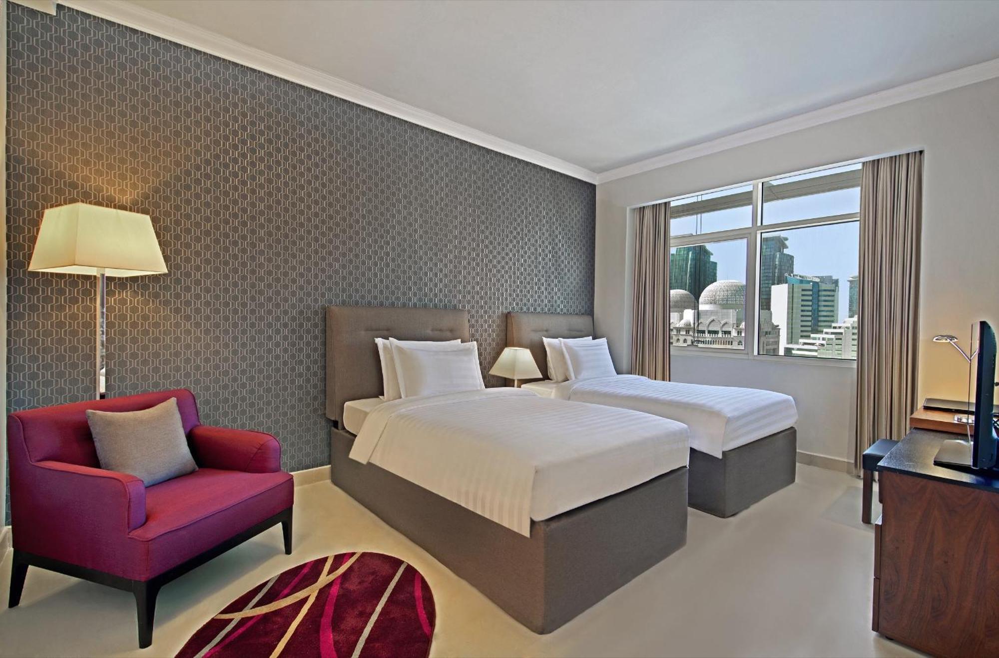 Hotel White Square Curve & 4*