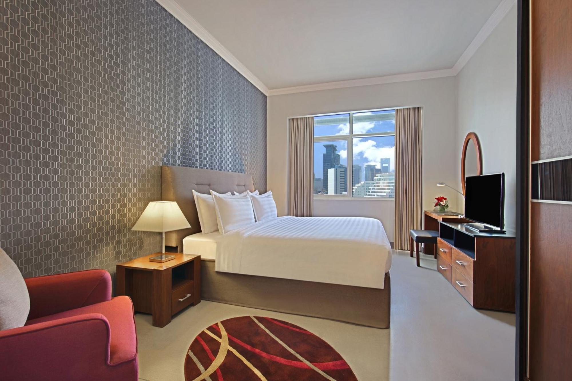 White Square Curve & Hotel