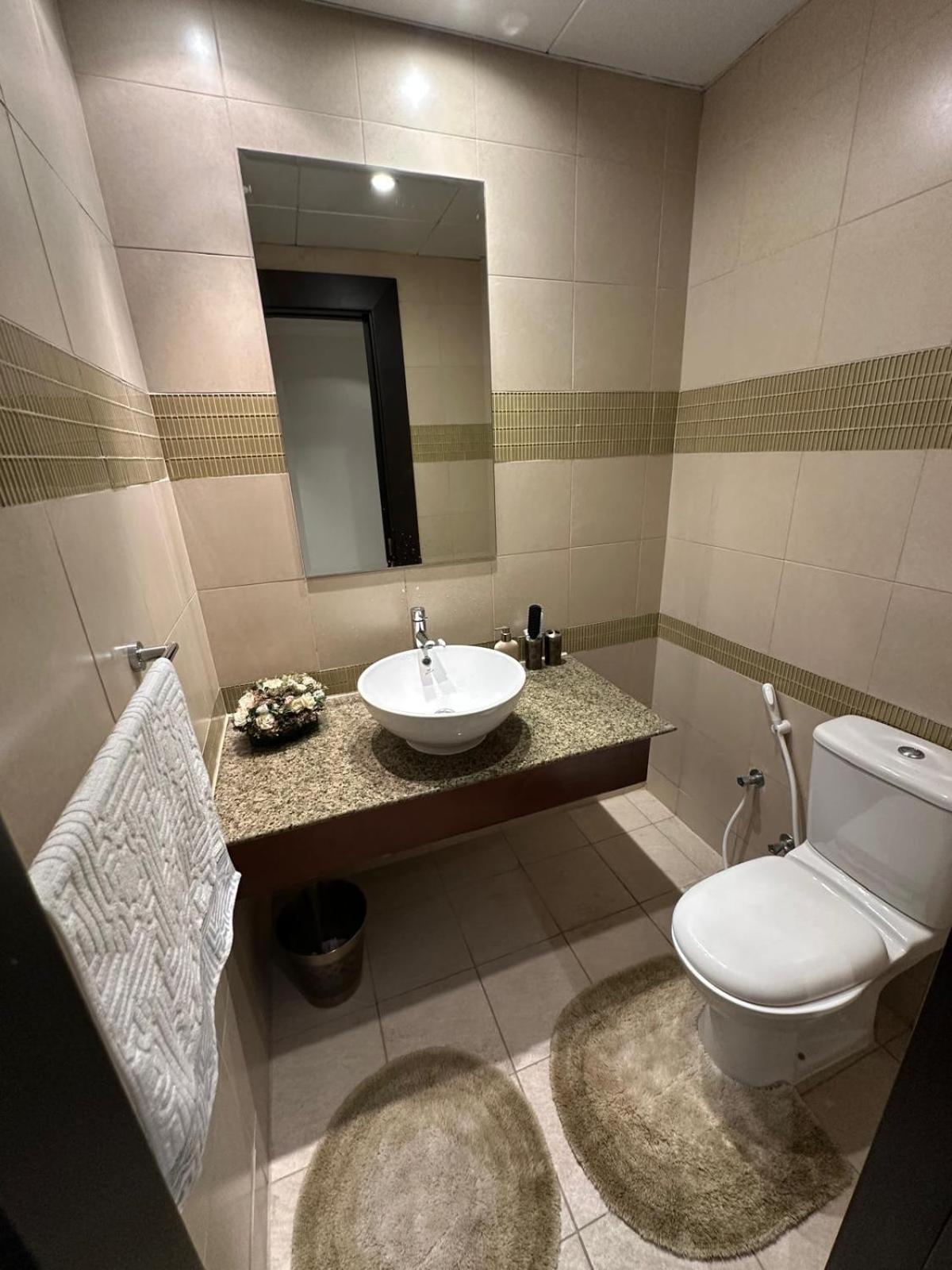 Apartment Spacious 2bhk With Balcony & Sea View *