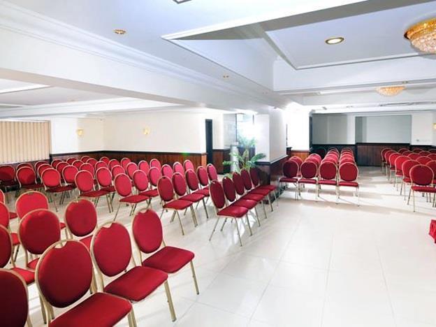 Crystal Palace Khách sạn 3*