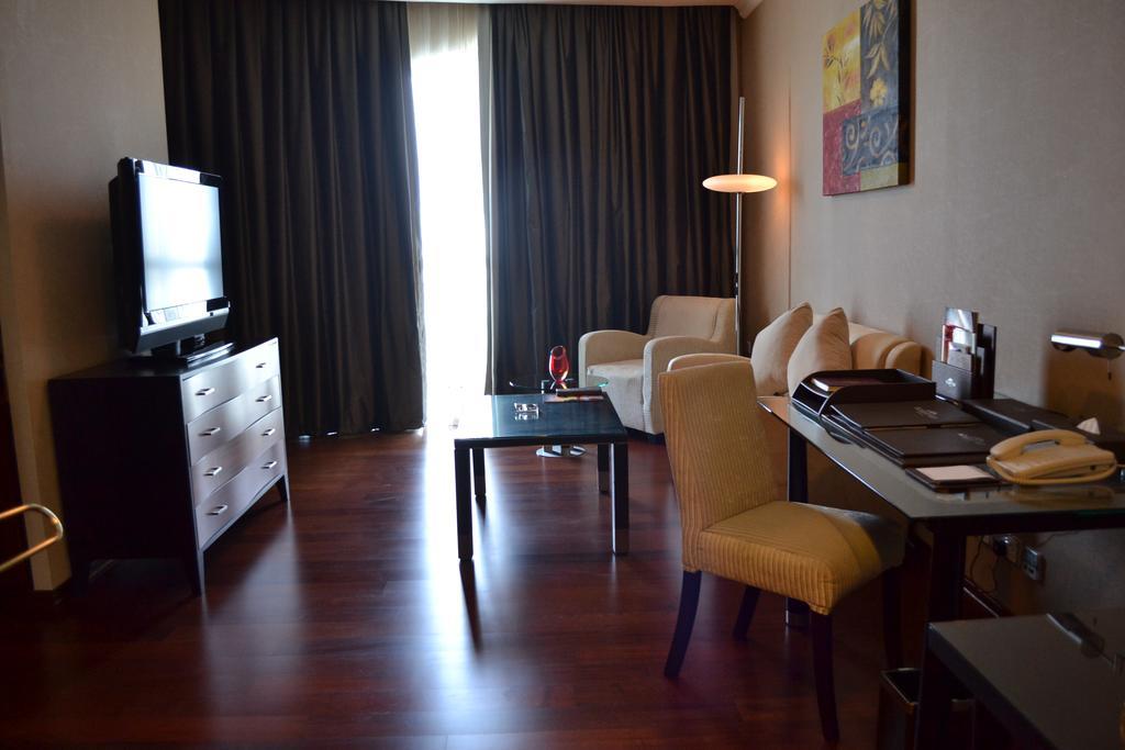 & Centre Aparthotel 4*