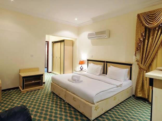 Crystal Palace Khách sạn 3*