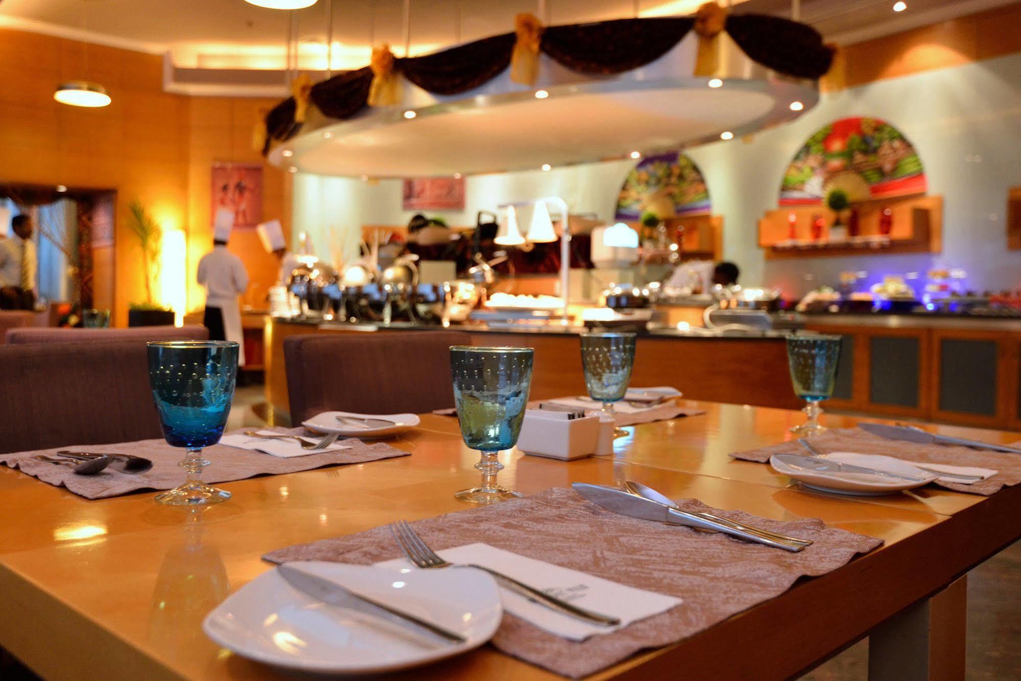 & Centre Aparthotel 4*