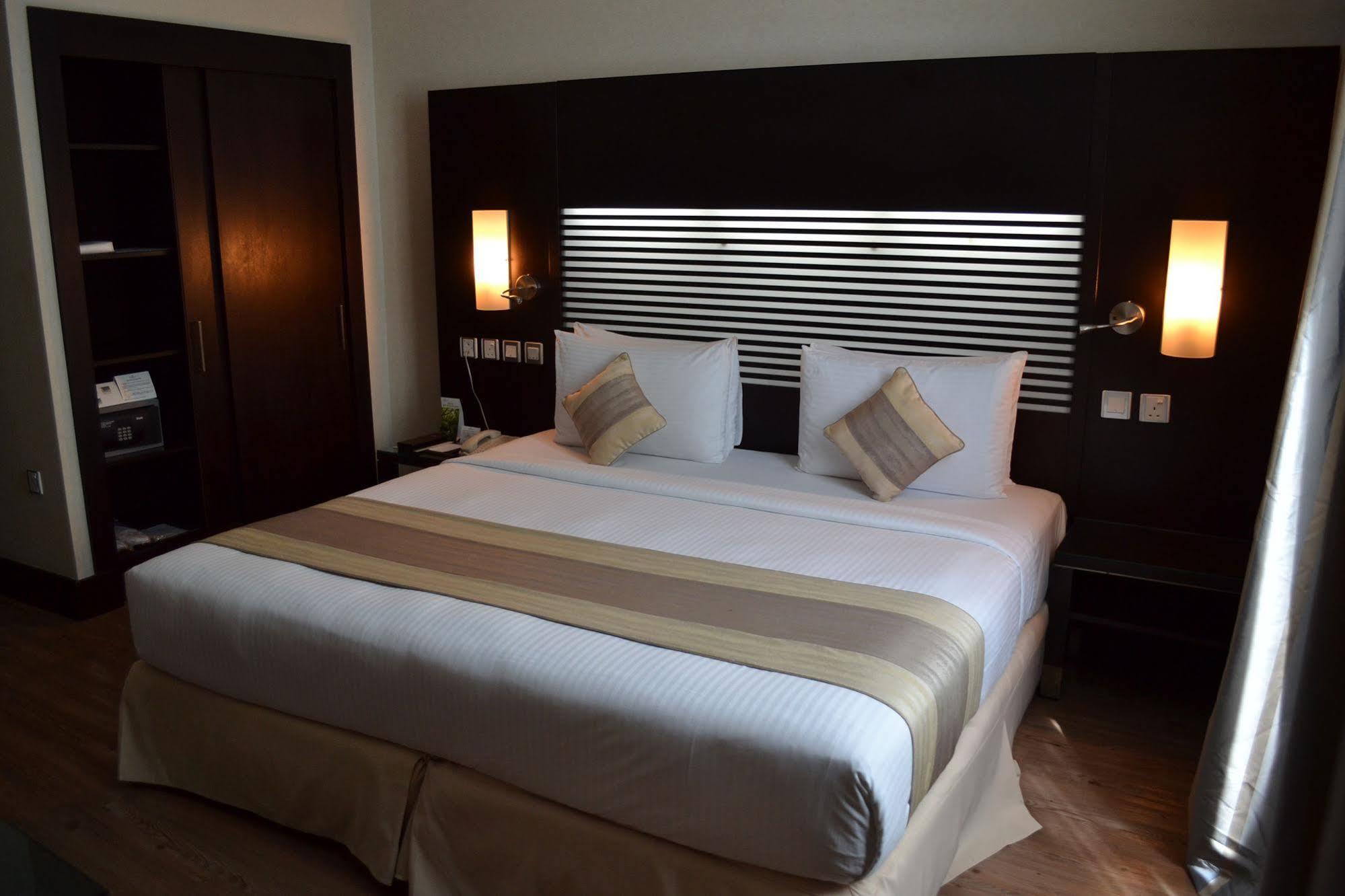 & Centre Aparthotel 4*