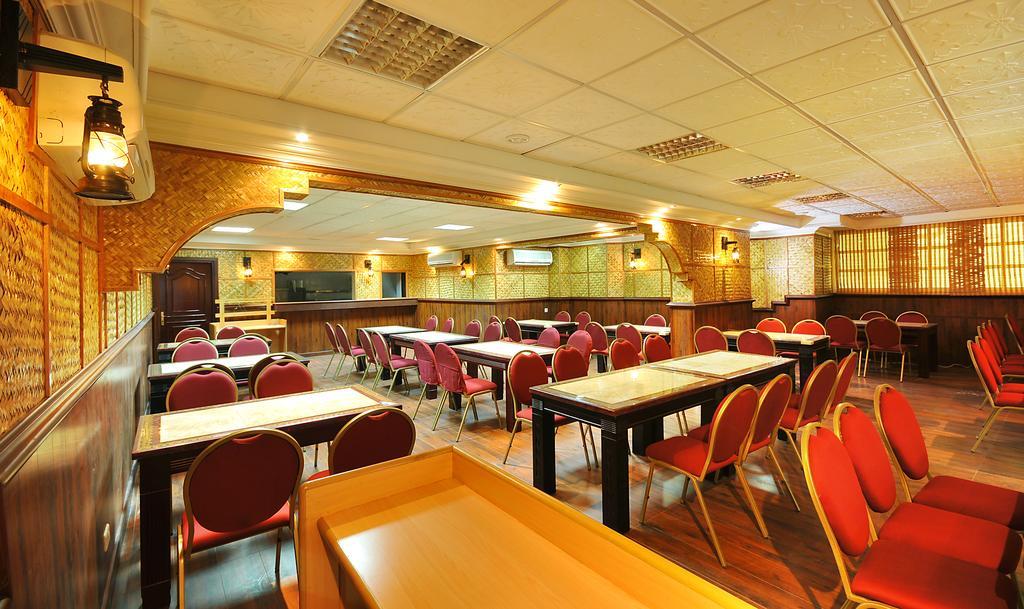 Crystal Palace Khách sạn 3*