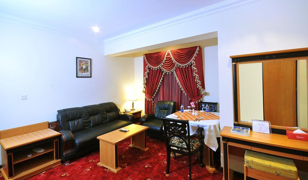 Crystal Palace Khách sạn 3*
