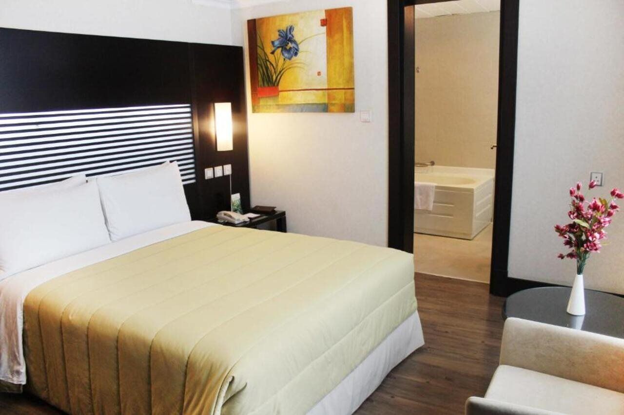 Aparthotel & Centre 4*