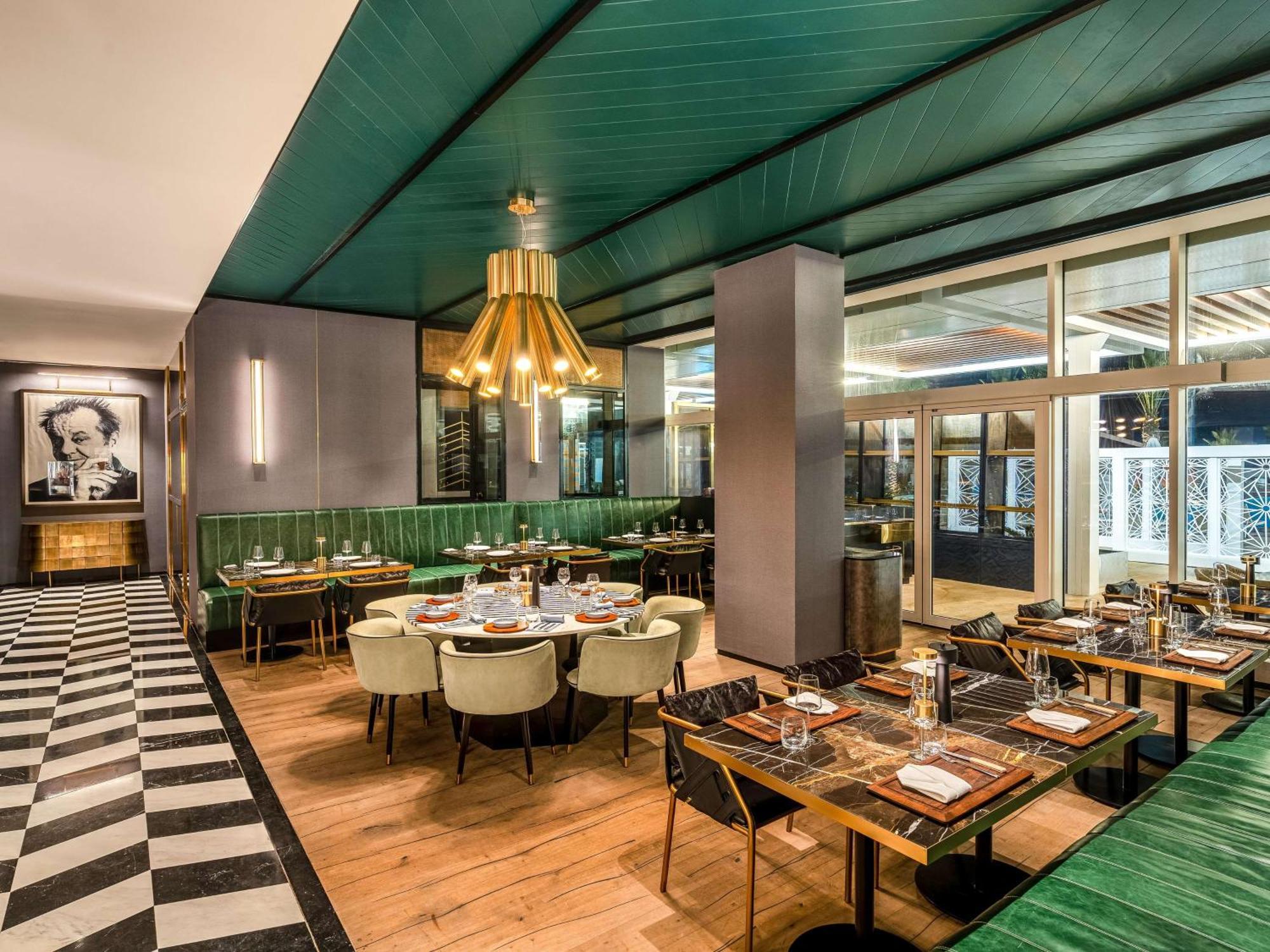 Rixos Gulf Khách sạn 5*