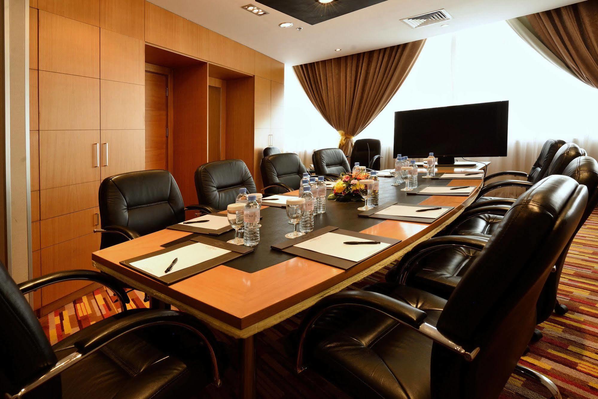 & Centre Aparthotel 4*